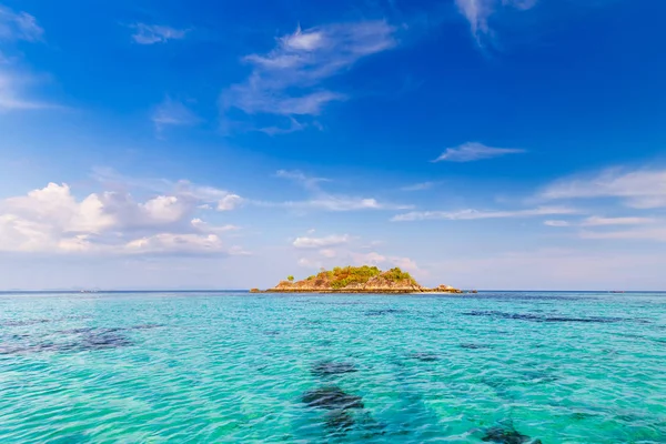 Eau Claire Beau Ciel Sur Île Paradisiaque Dans Mer Tropicale — Photo