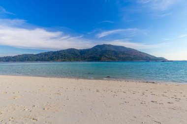 Tayland Tropikal plaj cenneti ve mavi gökyüzü