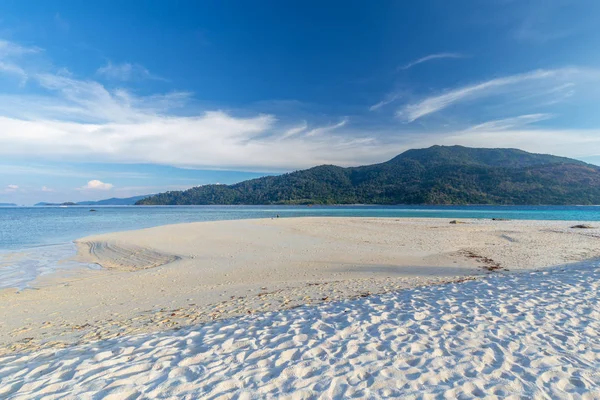 热带海滩天堂和泰国的蓝天 — 图库照片
