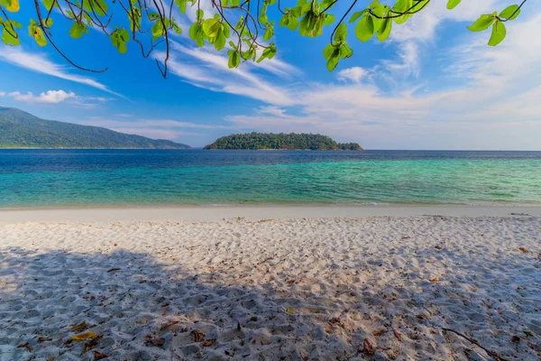 Hermosa Playa Arena Blanca Con Palmeras Isla Lipe Tailandia —  Fotos de Stock