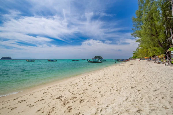 Belle Plage Sable Blanc Avec Palmiers Dans Thaïlande Île Lipe — Photo