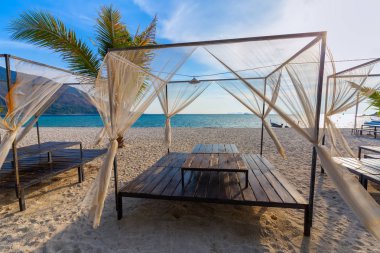 Plaj sandalyeleri, şemsiye ve palmiye Koh Lipe adasında tatil ve rahatlama için güzel plajda, Tayland