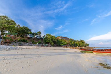 Tayland tropikal adada beyaz kumlu plajda uzun kuyruk tekne