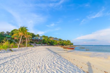 Tayland tropikal adada beyaz kumlu plajda uzun kuyruk tekne