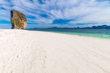 Poda Adası, Krabi, Tayland tatil ve rahatlama için ağaç tropikal deniz ile güzel beyaz plaj