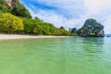 Hong Adaları, Güzel tropikal kumlu plaj ve tropikal bir adada yemyeşil yeşillik, Tayland