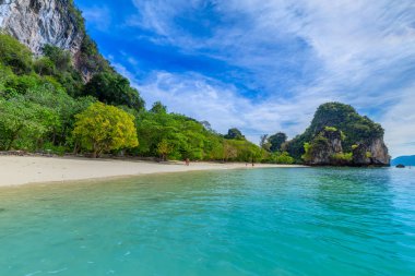 Hong Adaları, Güzel tropikal kumlu plaj ve tropikal bir adada yemyeşil yeşillik, Tayland