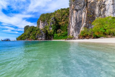 Hong Adaları, Güzel tropikal kumlu plaj ve tropikal bir adada yemyeşil yeşillik, Tayland