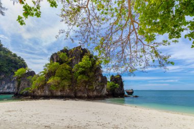 Hong Adaları, Güzel tropikal kumlu plaj ve tropikal bir adada yemyeşil yeşillik, Tayland