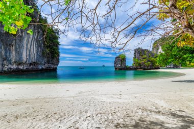 Hong Adaları, Güzel tropikal kumlu plaj ve tropikal bir adada yemyeşil yeşillik, Tayland