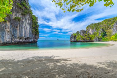 Hong Adaları, Güzel tropikal kumlu plaj ve tropikal bir adada yemyeşil yeşillik, Tayland