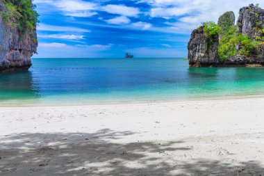 Hong Adaları, Güzel tropikal kumlu plaj ve tropikal bir adada yemyeşil yeşillik, Tayland