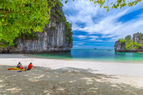 Hong Islands Vacker Tropisk Sandstrand Och Grönskande Lövverk Tropisk Thailand — Stockfoto