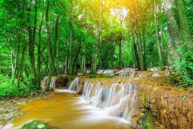 Tropikal Yağmur ormanlarında Şelale ,Pa Wai Şelalesi,Tak Province, Tayland