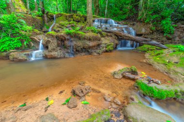 Tropikal Yağmur ormanlarında Şelale ,Pa Wai Şelalesi,Tak Province, Tayland