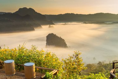 Dağ manzarası ve Phu Langka Milli Parkı güzel Sis, Tayland
