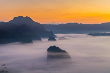 Dağ manzarası ve Phu Langka Milli Parkı güzel Sis, Tayland
