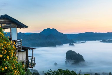 Dağ manzarası ve Phu Langka Milli Parkı güzel Sis, Tayland