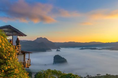 Dağ manzarası ve Phu Langka Milli Parkı güzel Sis, Tayland