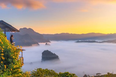 Dağ manzarası ve Phu Langka Milli Parkı güzel Sis, Tayland