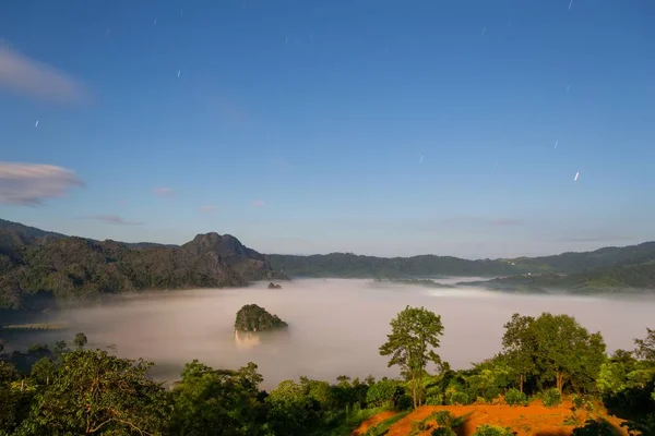 Bergblick Und Schöne Nebelschwaden Des Phu Langka Nationalparks Thailand — Stockfoto