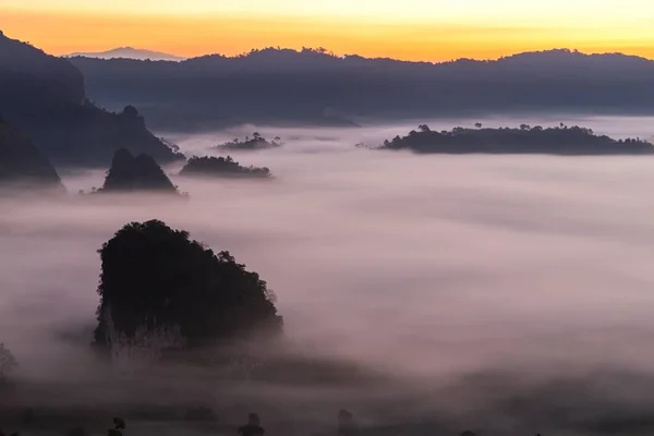 Bergblick Und Schöne Nebelschwaden Des Phu Langka Nationalparks Thailand — Stockfoto