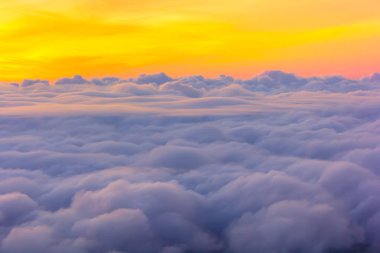 Phu Tubberk'te güzel gün doğumu ve sis, Phetchabun Eyaleti, Tayland.