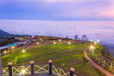 Phu Tubberk'te güzel gün doğumu ve sis, Phetchabun Eyaleti, Tayland.