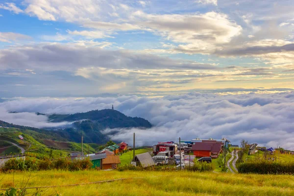 Phu Tubberk'te güzel gün doğumu ve sis, Phetchabun Eyaleti, Tayland.