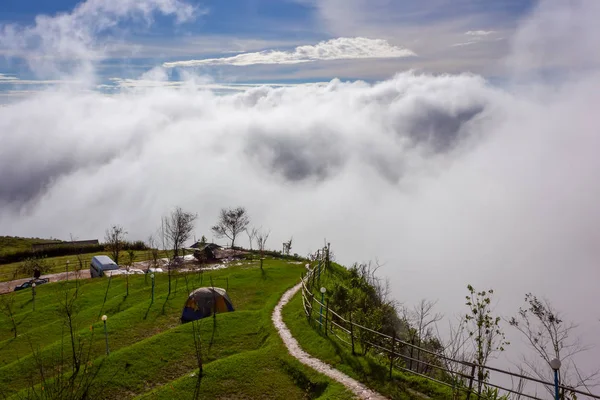 Phu Tubberk'te güzel gün doğumu ve sis, Phetchabun Eyaleti, Tayland.