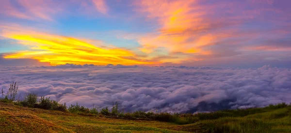Phu Tubberk'te güzel gün doğumu ve sis, Phetchabun Eyaleti, Tayland.