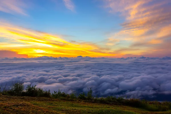 Schöner Sonnenaufgang Und Nebel Bei Phu Tubberk Phetchabun Provinz Thailand — Stockfoto