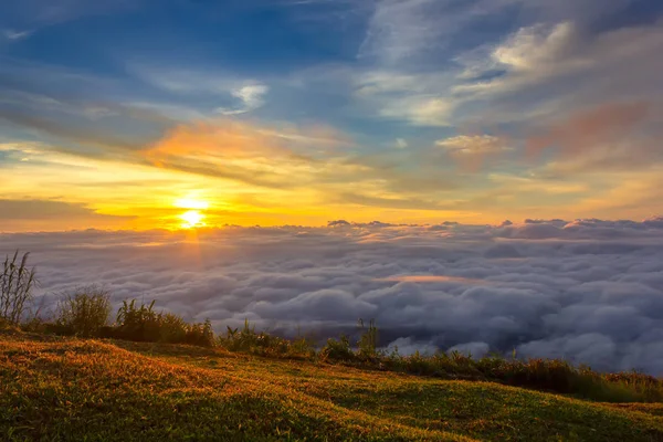 Schöner Sonnenaufgang Und Nebel Bei Phu Tubberk Phetchabun Provinz Thailand — Stockfoto