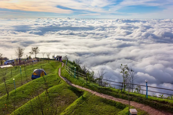 Phu Tubberk'te güzel gün doğumu ve sis, Phetchabun Eyaleti, Tayland.