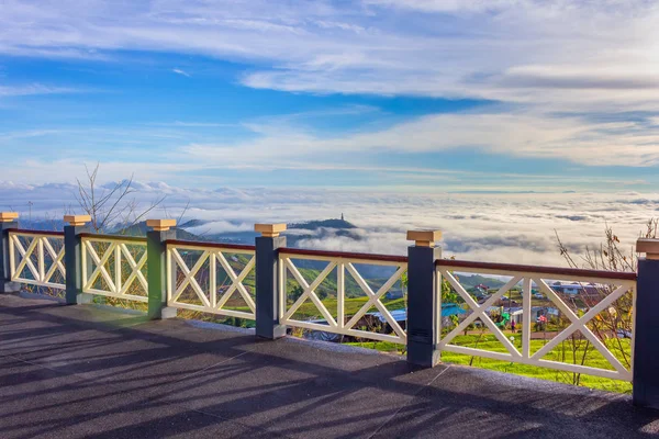Phu Tubberk'te güzel gün doğumu ve sis, Phetchabun Eyaleti, Tayland.