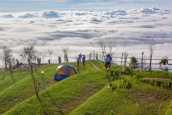 Phu Tubberk'te güzel gün doğumu ve sis, Phetchabun Eyaleti, Tayland.