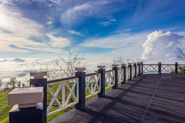 Phu Tubberk'te güzel gün doğumu ve sis, Phetchabun Eyaleti, Tayland.