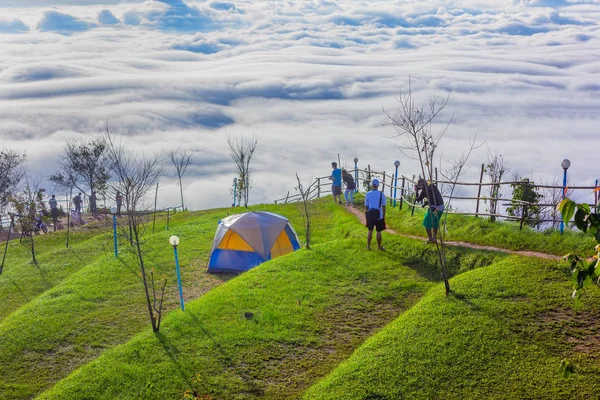 Phu Tubberk'te güzel gün doğumu ve sis, Phetchabun Eyaleti, Tayland.
