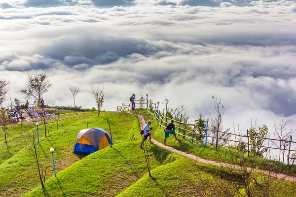 Phu Tubberk'te güzel gün doğumu ve sis, Phetchabun Eyaleti, Tayland.