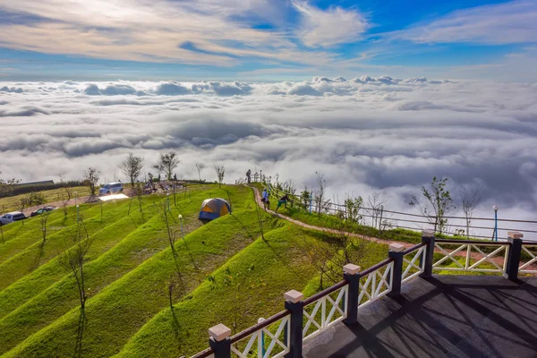 Phu Tubberk'te güzel gün doğumu ve sis, Phetchabun Eyaleti, Tayland.