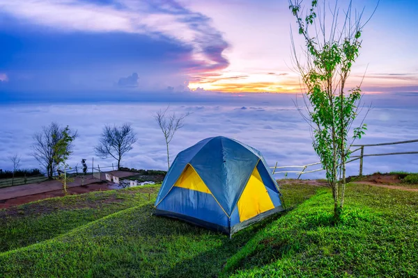 Phu Tubberk'te güzel gün doğumu ve sis, Phetchabun Eyaleti, Tayland.