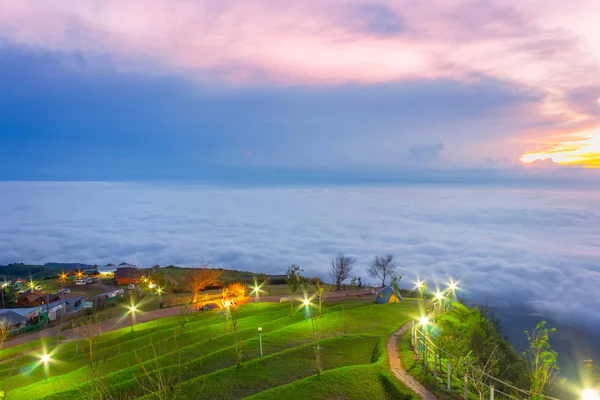 Phu Tubberk'te güzel gün doğumu ve sis, Phetchabun Eyaleti, Tayland.