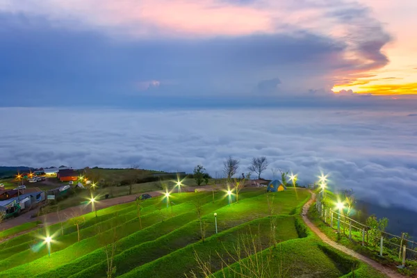 Phu Tubberk'te güzel gün doğumu ve sis, Phetchabun Eyaleti, Tayland.