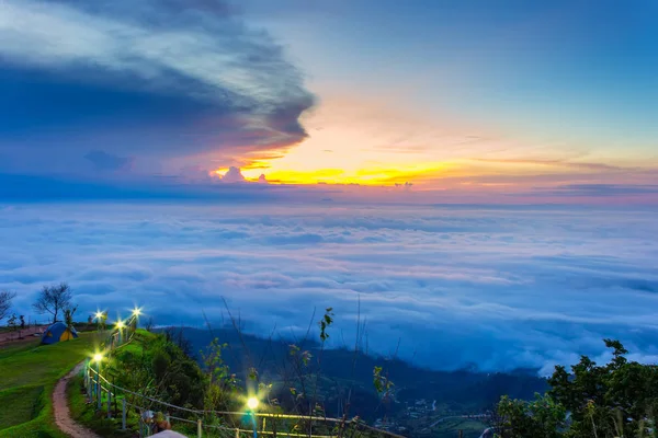 Phu Tubberk'te güzel gün doğumu ve sis, Phetchabun Eyaleti, Tayland.