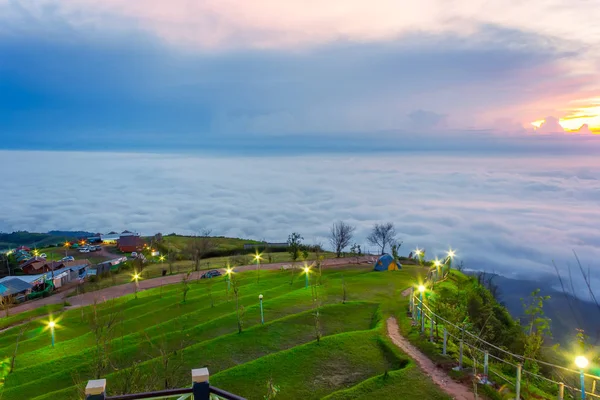 Phu Tubberk'te güzel gün doğumu ve sis, Phetchabun Eyaleti, Tayland.