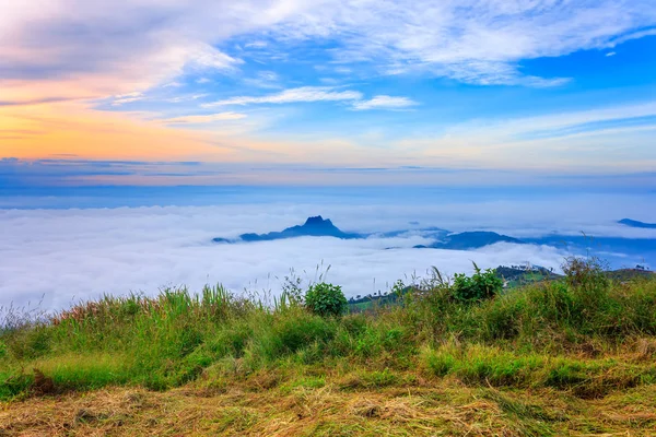 Phu Tubberk'te güzel gün doğumu ve sis, Phetchabun Eyaleti, Tayland.