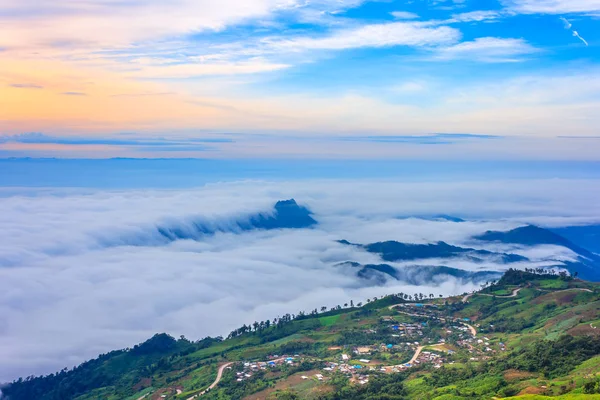 Όμορφη Ανατολή Και Ομίχλη Στο Phu Tbuban Επαρχία Φατσαμπούν Ταϊλάνδη — Φωτογραφία Αρχείου