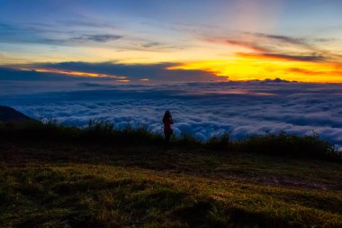 Phu Tubberk'te güzel gün doğumu ve sis, Phetchabun Eyaleti, Tayland.