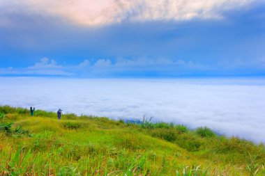 Phu Tubberk'te güzel gün doğumu ve sis, Phetchabun Eyaleti, Tayland.