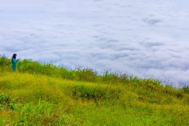 Phu Tubberk'te güzel gün doğumu ve sis, Phetchabun Eyaleti, Tayland.
